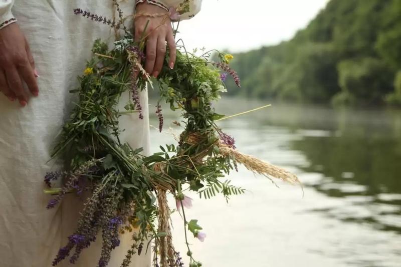 How to weave a wreath on Ivan Kupala to attract luck and make a wish come true