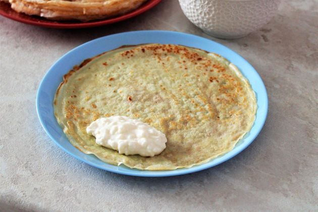 Sour filling cheese for pancakes in a modern way: a recipe with a raisin