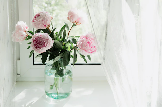 How to preserve the life of flowers in a vase: “lifehacks” and debunking folk myths from a florist