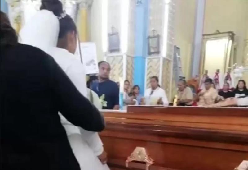 Woman Wore Wedding Dress to Her Lover's Funeral: He Died a Week Before the Wedding