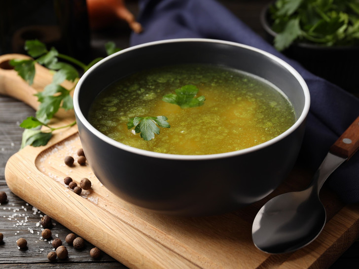 “Ideal” chicken broth: “secrets” of this soup base