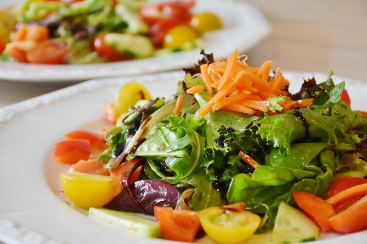 How to make a salad with dandelion and nettle