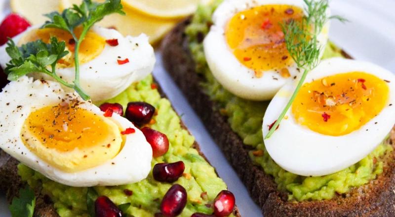 Delicious breakfast with eggs: 5 original recipes with photos